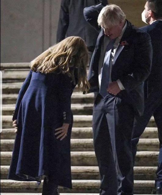 farraboots's tweet photo. @MartinSLewis @Brown666W Is that what I think it is? She let you sniff it off her what? #WolvesOfWallStreet https://t.co/UhzpF2f49h