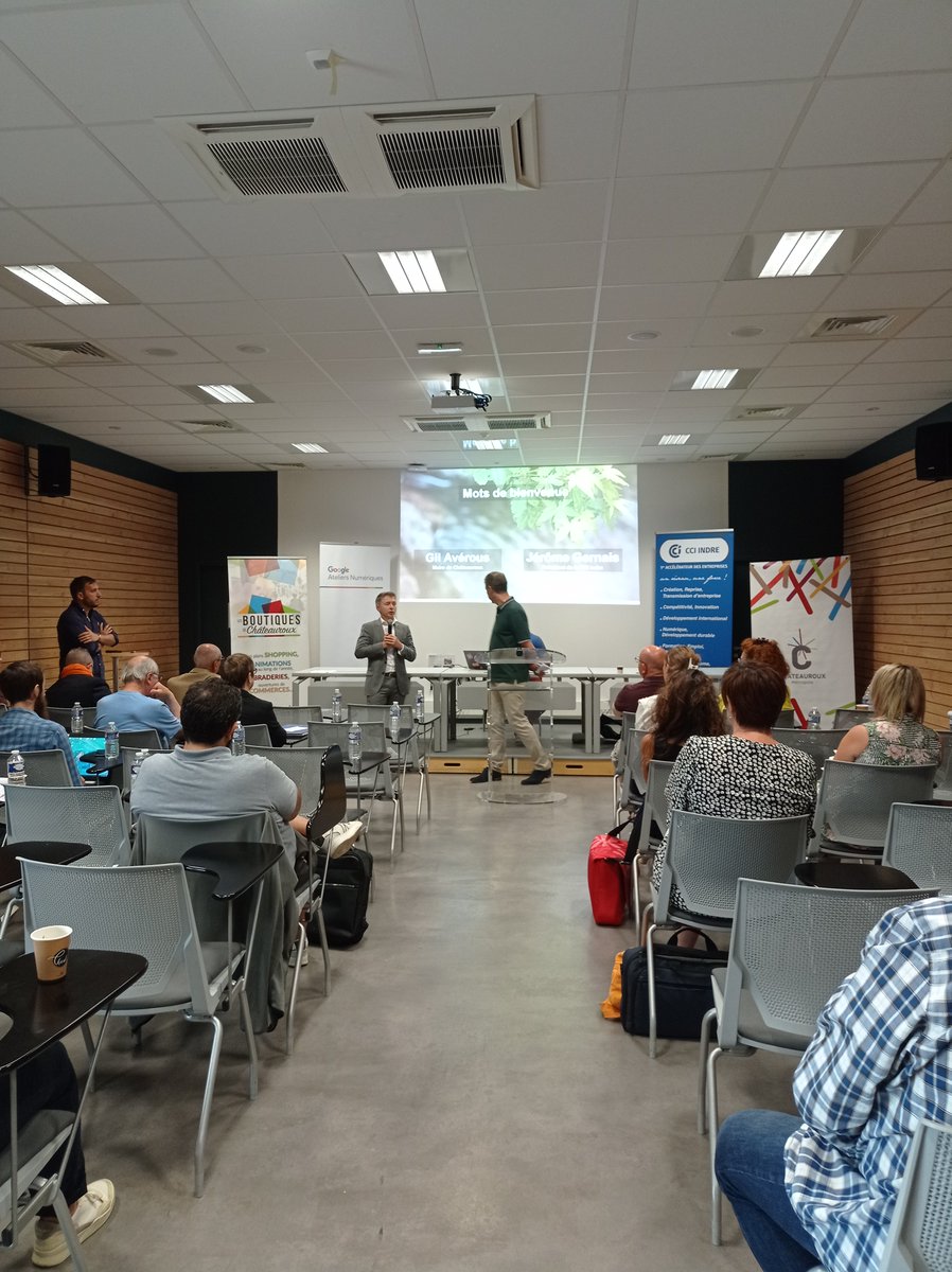 charadvanyi's tweet photo. Les Ateliers Numériques Google étaient aujourd'hui à @Chateauroux36, aux côtés de @cci_indre ! Au programme pour les commerçants : Comment générer plus de trafic vers son point de vente ? Comment gagner en visibilité en ligne ?🚀 Merci à @GilAverous pour sa présence !
cc @xElbaz https://t.co/KQsmzqgOrR