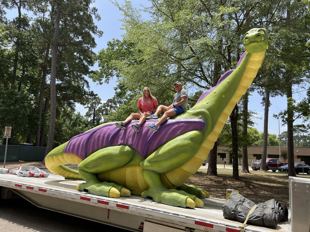 ElizabethFagen's tweet photo. The scale of our ⁦@HumbleISD⁩ friendly dragon is amazing! ❤️❤️ Our storybook kingdom is coming to life thanks to our project managers Krista and Lisa! 👏🏼👏🏼👏🏼🙌🏼🙂 ⁦@HumbleISD_WHE⁩ https://t.co/7PbCPyioqX