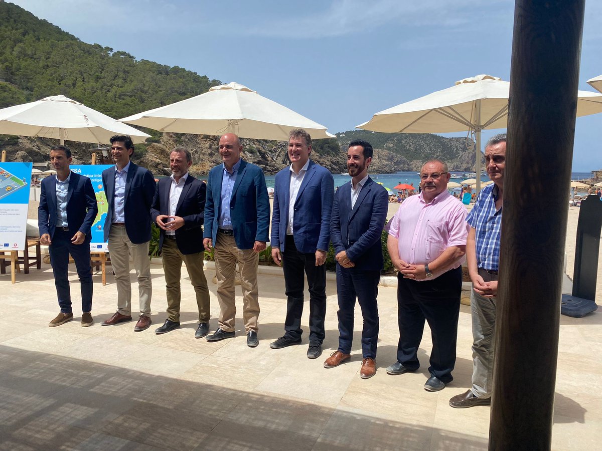 VodafoneEmpresa's tweet photo. Colman Deegan (CEO de Vodafone España) junto a @vmaritorres y @JaviTorresCs ( @Consell_Eivissa) y @_arturorg_ (@redpuntoes) han presentado en #Benirràs una de las cámaras de control de la ocupación de playas en tiempo real  
👉 https://t.co/Gfgz7B186G
#IbizaTurismoInteligente https://t.co/EdFBA5qUFs