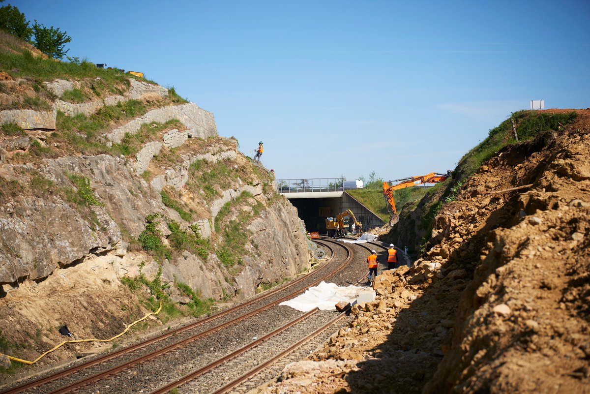 CatherineTrevet's tweet photo. 📣 Les programmes des chantiers 2022, pour pérenniser l'infrastructure, sur la ligne des #Cevennes et du #Translozérien sont maintenant achevés grâce au soutien de l'Etat et @Occitanie. Je salue le travail des équipes @SNCFReseau et des entreprises partenaires👷‍♀️👷‍♂️ https://t.co/yg3Gomgzs9