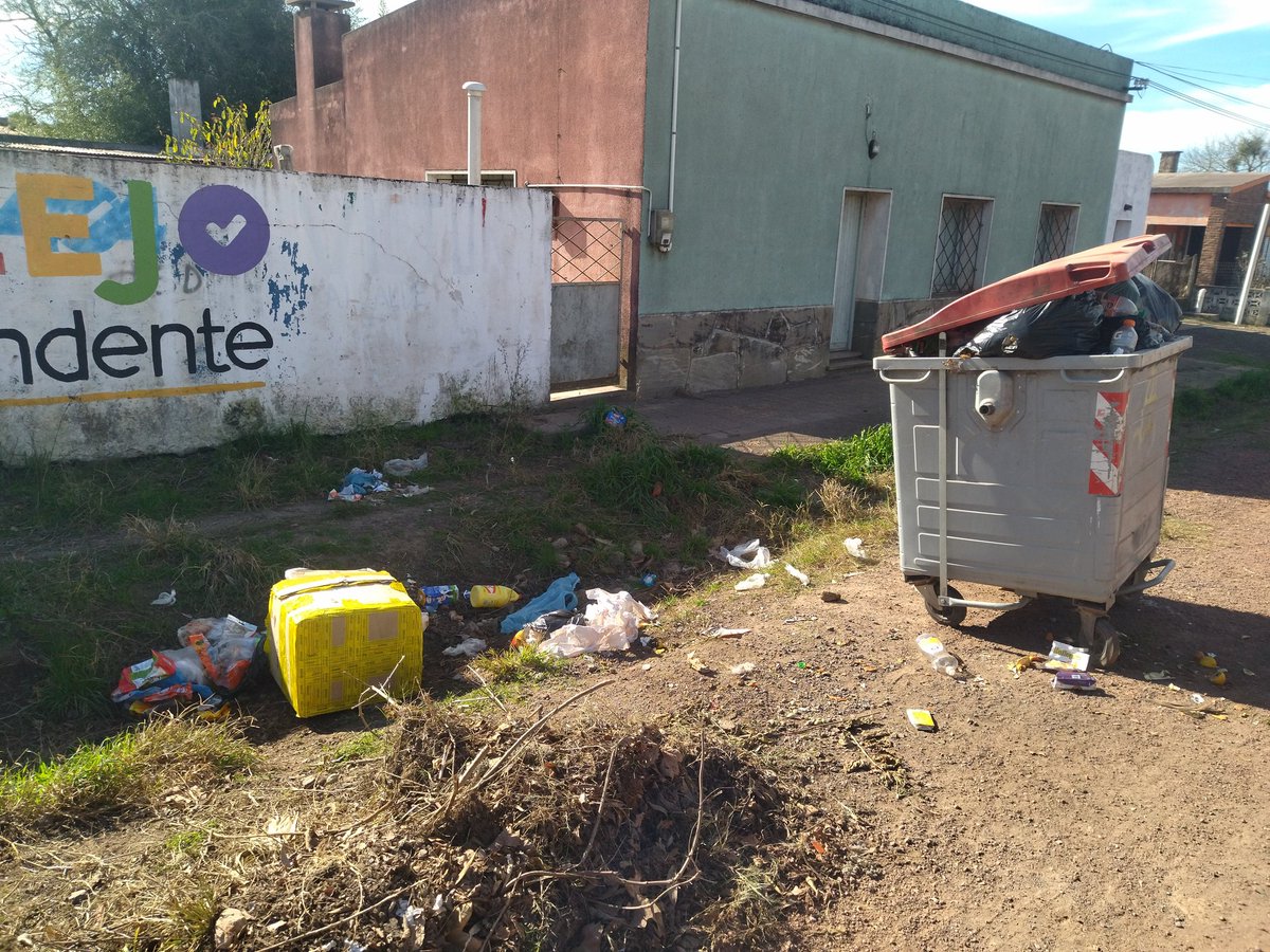 PepinilloBolche's tweet photo. Lascano, Rocha. 7000 habitantes... Se imaginan si hubieran 1500000 como en Montevideo? Y ojo! Se privatizó el tema de la basura acá en Rocha. 😂🤡 https://t.co/0XO9ILkWfG