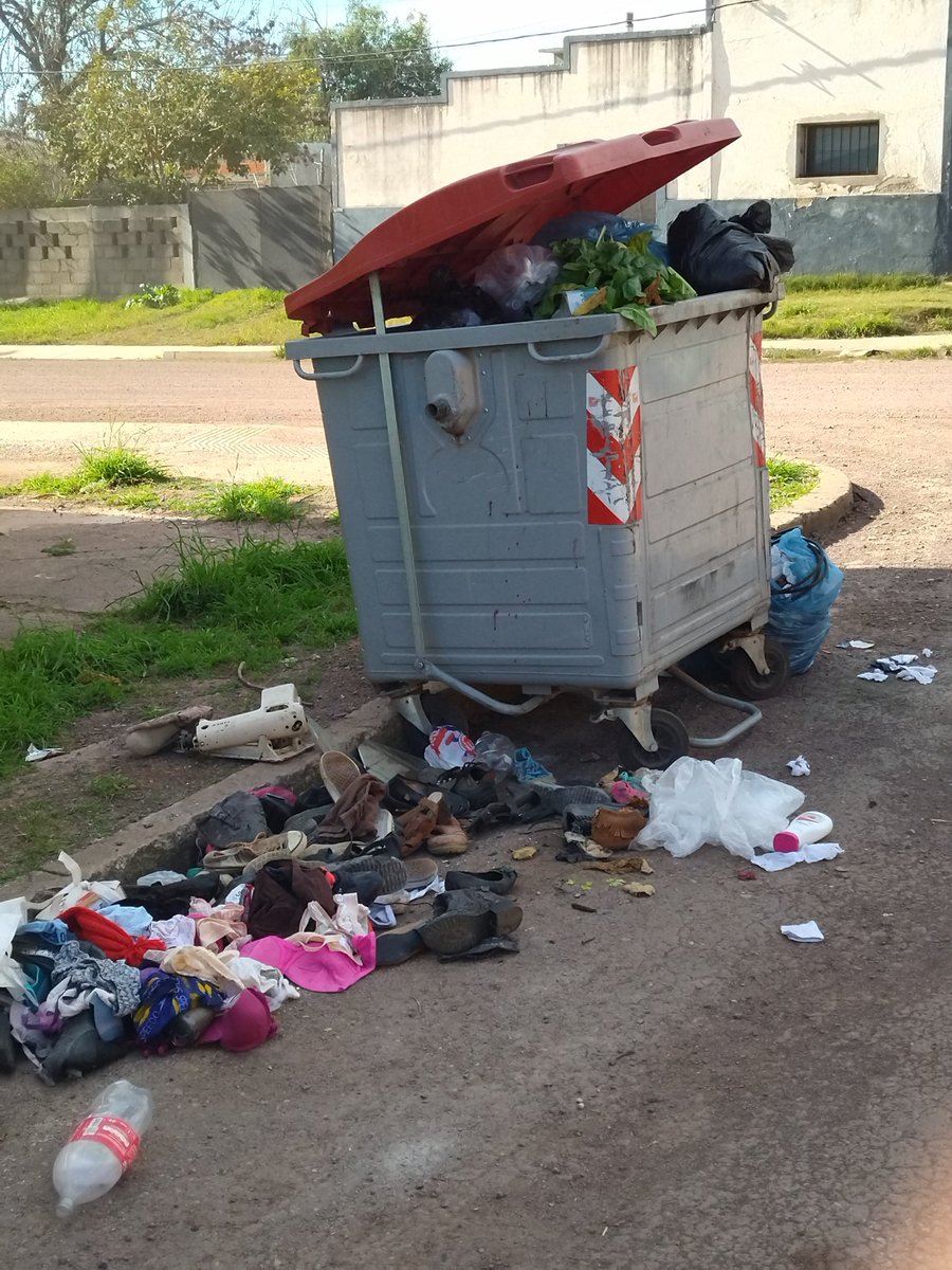 PepinilloBolche's tweet photo. Lascano, Rocha. 7000 habitantes... Se imaginan si hubieran 1500000 como en Montevideo? Y ojo! Se privatizó el tema de la basura acá en Rocha. 😂🤡 https://t.co/0XO9ILkWfG