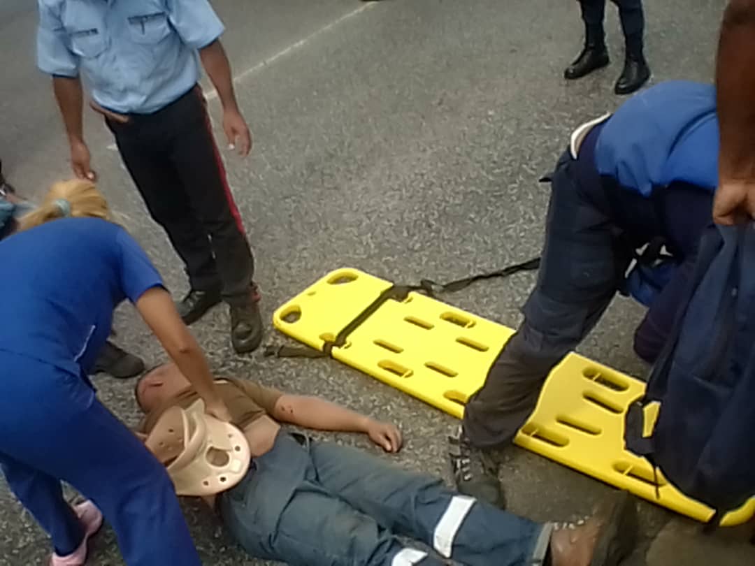 #20Junio| Un hombre fue arrollado en la Av. Bella Vista de #Maturín a la altura de Polimonagas. Se pudo conocer que la  víctima fue trasladada el hospital Manuel Núñez Tovar.  Hasta el momento se desconoce su identidad.

Noticia en desarrollo