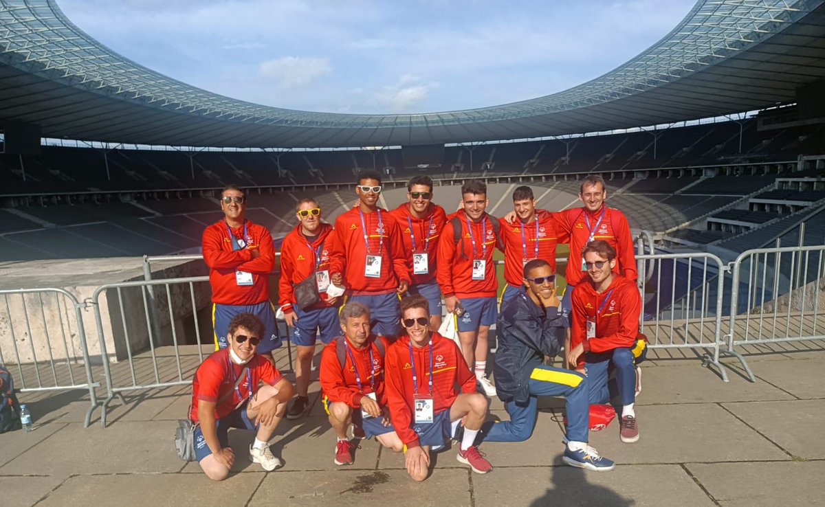 SOCatalunya's tweet image. 🏀 L’equip unificat de bàsquet 
de visita a l’Estadi Olímpic de Berlín! #SOWG_Berlin2023 #Berlin2022 @SOWG_Berlin2023 #SpecialOlympics
