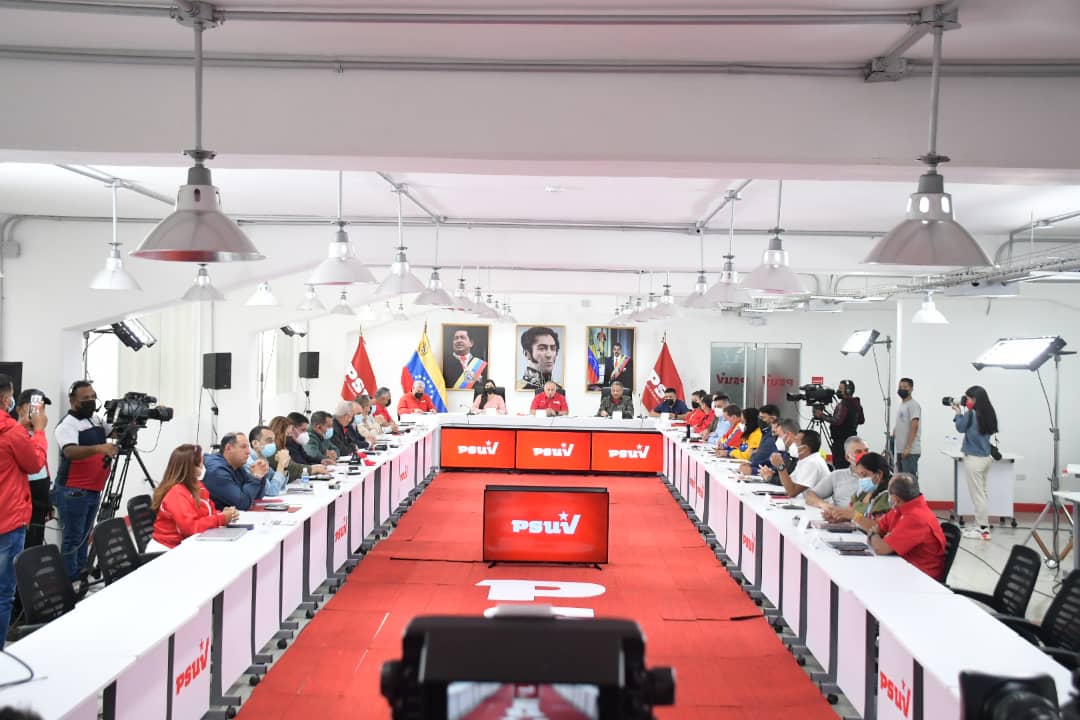 torrealbaf's tweet photo. La Dirección Nacional del Partido Socialista Unido de Venezuela hace una invitación a las venezolanas y los venezolanos a que se sumen a las filas del @PartidoPSUV, para que sean participes de la renovación de toda su estructura.

#SomosPatriaSoberana @NicolasMaduro https://t.co/5PyRaAtPO4
