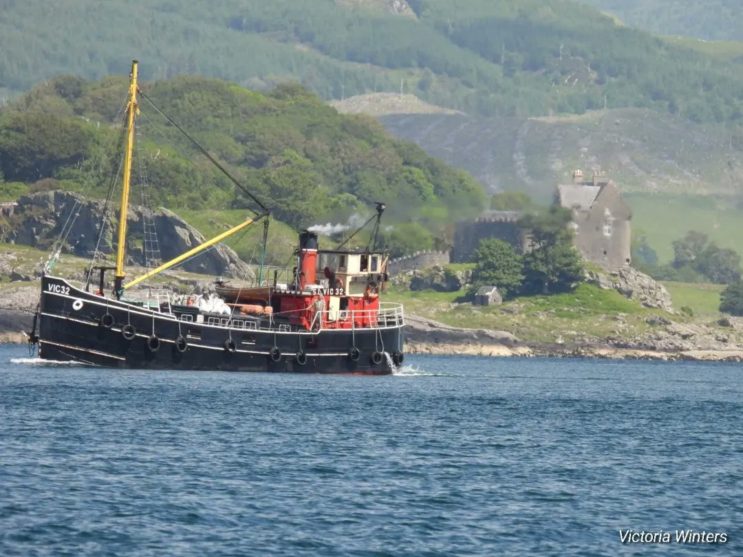 HeartofArgyll's tweet photo. Four faves from today's outing down the #soundofjura. The last working Clyde puffer #VIC32 passed by on her way down the Sound. Such an amazing sight. Once our waters were dotted with these work horse vessels, reaching inaccessible places and connecting our coastal communities. https://t.co/M9iekf31fM