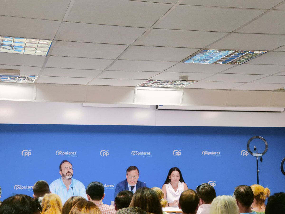 ppopular_usera's tweet photo. Estamos en Génova con el secretario general del PP Madrid, Alfonso Serrano, y los responsables de prensa y comunicación de todas las sedes. Marcando nuevos objetivos.
#comunicaciones #Redespp
#RedesSociales #ppmadrid
@BorjaFanjul https://t.co/rzMBHqHG9L