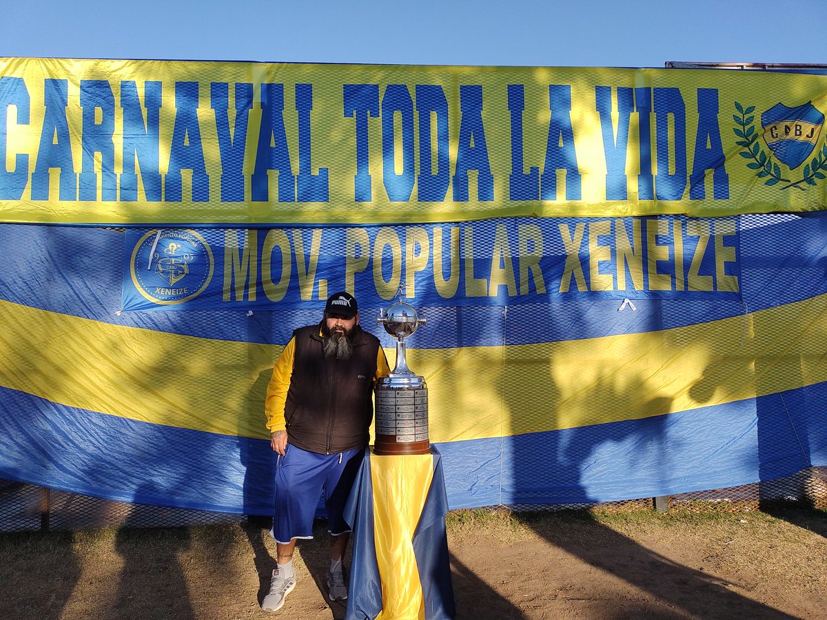 mp_xeneize's tweet photo. Los más grandes, también se llevan su recuerdo con la copa ☺️💙💛💙 

#Boca #BocaJuniors #MPX🇺🇦 #CopaLibertadores https://t.co/LGwlv19LXS