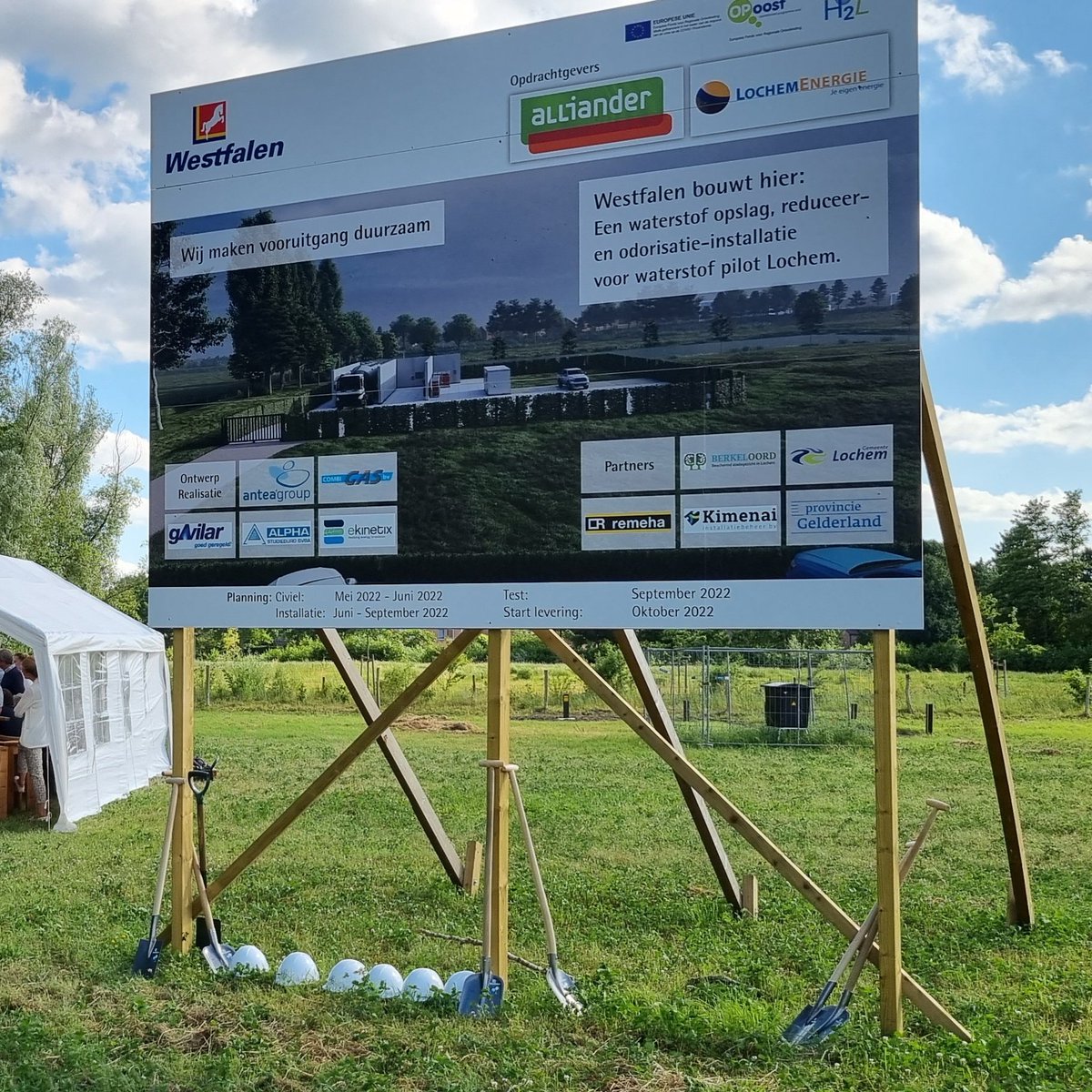 De schop voor de #waterstof pilot met monumentale woningen in Lochem zit in de grond. Levering vanaf deze winter. <a href="/Alliander/">Alliander</a> <a href="/remeha/">Remeha</a> <a href="/LochemEnergie/">LochemEnergie</a> <a href="/lochem/">lochem</a> en meer.