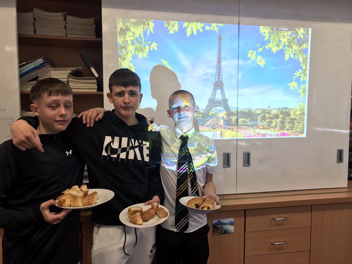 Miss Holmes tweet media