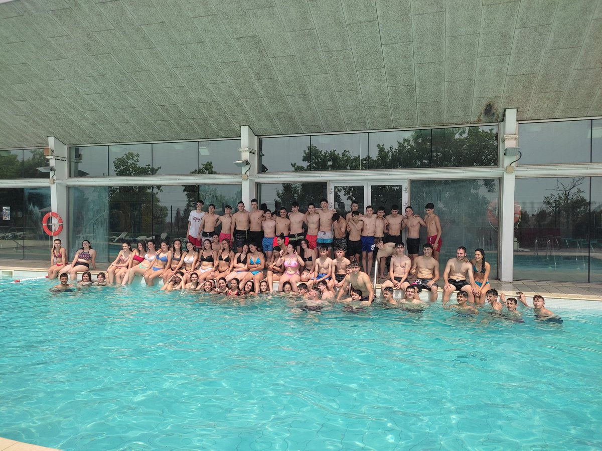 Dia d'activitats esportives al <a href="/cebaldirialeu/">Complex Esportiu Baldiri Aleu</a> per a l'alumnat de 1r de batxillerat, amb foto de família a la piscina. Demà és el torn dels alumnes d'ESO! #insjoaquimrubióiors #activitatfísica #SantBoi <a href="/AjSantBoi/">Ajuntament Sant Boi</a> <a href="/SBEducadora/">SB Ciutat Educadora</a>