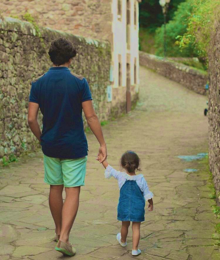 "Aşkım," dedi bağırarak. "Aşkımsın, oldu mu," dedi sinirle. "Tek aşkımsın sen benim, oldu mu?

"Efendim babacım," diye koştu Yasemin yanıma.
"Gidiyoruz aşkım," dedim burnunu sıkarak. "Hadi."
#çehresiz