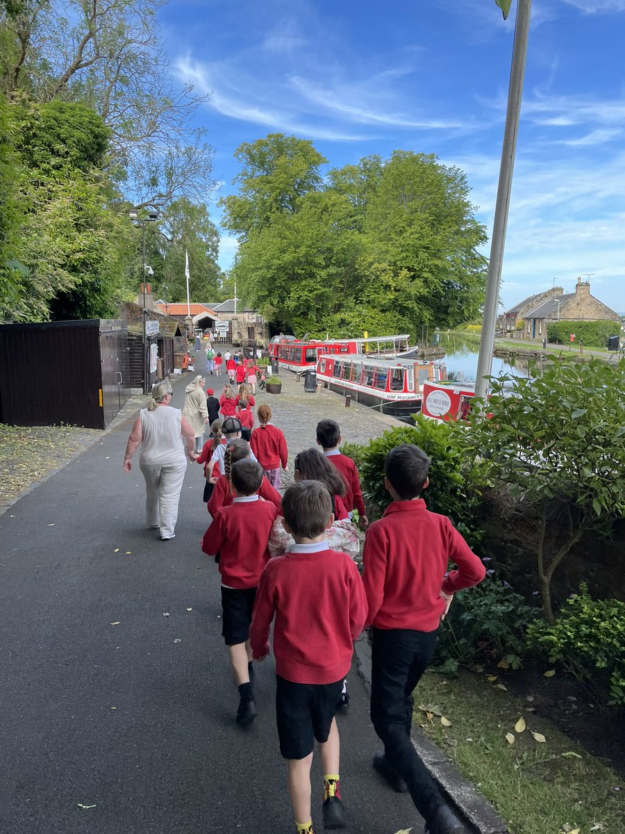SaintJosephsRC's tweet photo. P3 had a wonderful trip learning all about the Union Canal, water safety and having a trip on the narrow boat. Lots of waving at people and spotting the ducks too! #unioncanal #LUCS #200thanniversaryunioncanal #WaterSafety https://t.co/mYFaaMOXmw