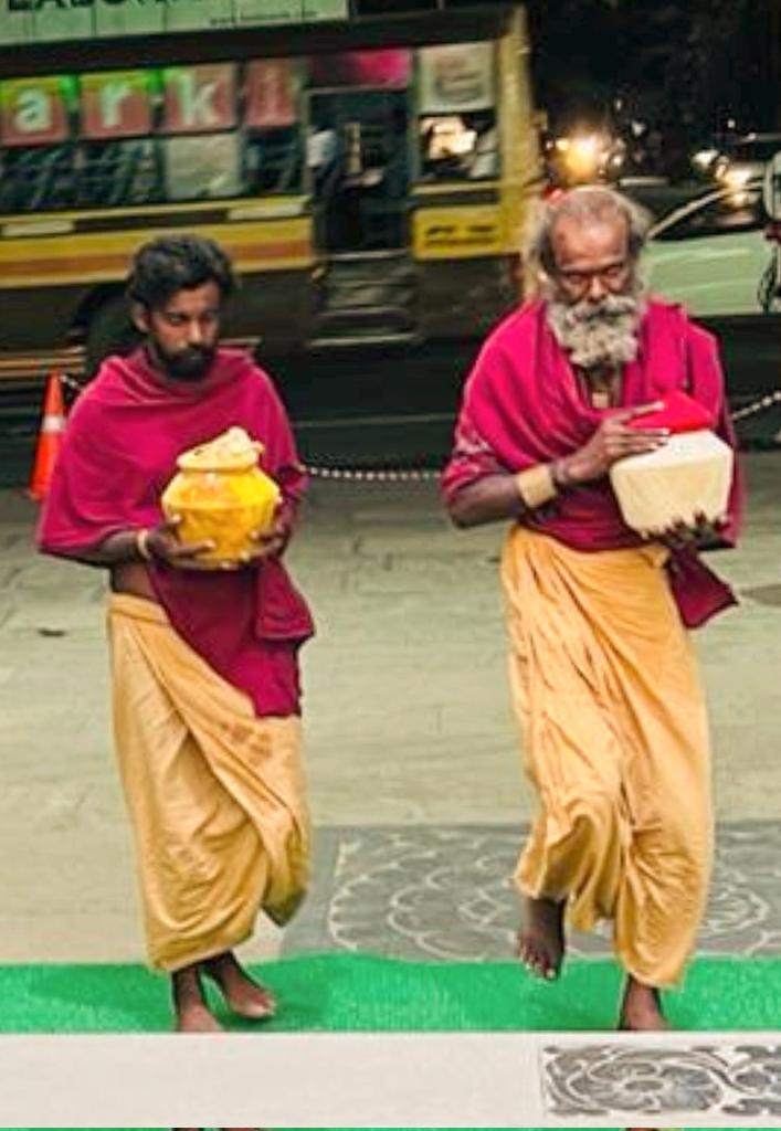 Maasuvimala's tweet photo. With intense devotion 2 people walked all the way from Kashi to Isha yoga center and bring Theerth to do Padhapooja to Sadhguru
#TNWelcomesSadhguru https://t.co/4qx3jNOH2F