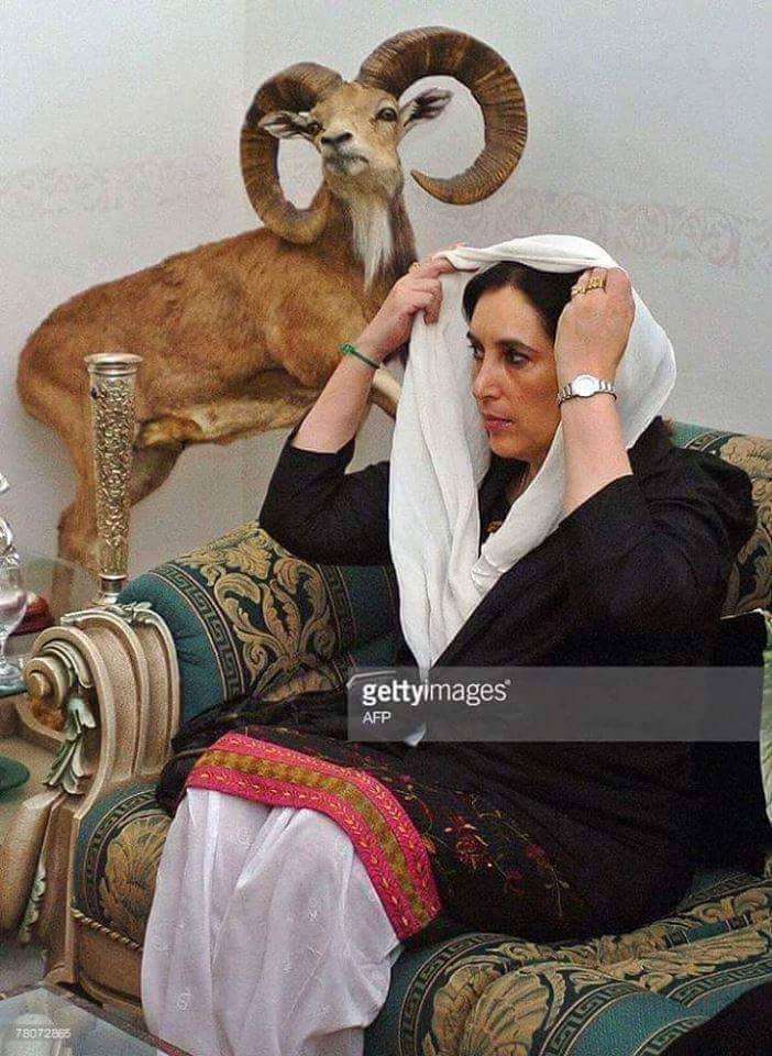 MuzamilChang's tweet photo. دختر مشرق، فخر ایشیا، عالم اسلام کی پہلی خاتون اور کم عمر ترین وزیر اعظم شہید بینظیر بھٹو کو انکی 69 ویں سالگرہ کے موقع پر خراج عقیدت پیش کرتے ہیں. https://t.co/SeeUF8kW4x