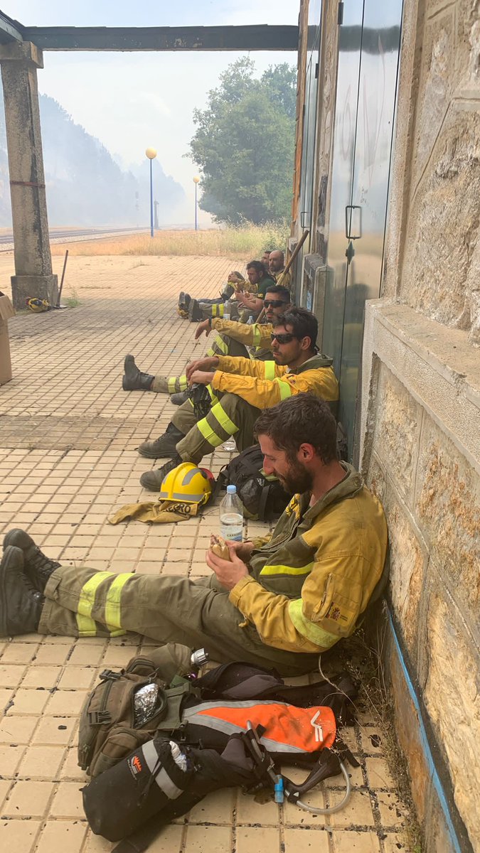 OrgulloGalegoGz's tweet image. Usamos estas imaxes da @brifpuertopico e @BrifLaza para dar as grazas a todas as brigadas que poñen en risco a súa vida para salvar a flora, fauna, patrimonio ou a vida da xente

Todo nun contexto de precariedade e nefastas políticas de prevención e ordenación do monte. Grazas!