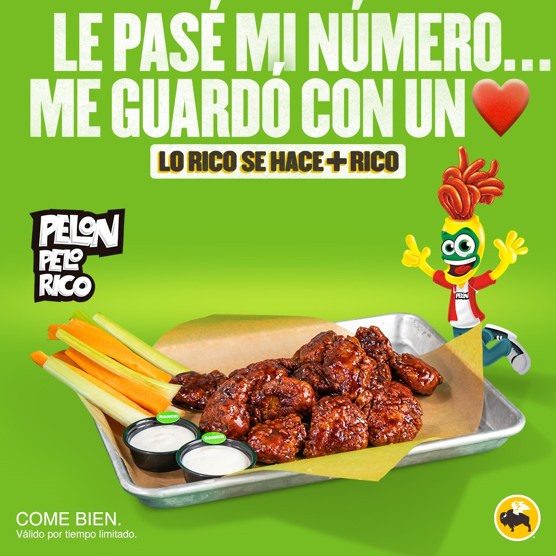 #BuffaloWildWings anunció el lanzamiento de su campaña “Lo rico se hace + rico” en la que, por tiempo limitado, sus platillos más famosos  y bebidas contarán con un ingrediente especial:dulce de tamarindo.
Ahora podrás disfrutar de alitas, boneless y tenders sabor #PelonPeloRico