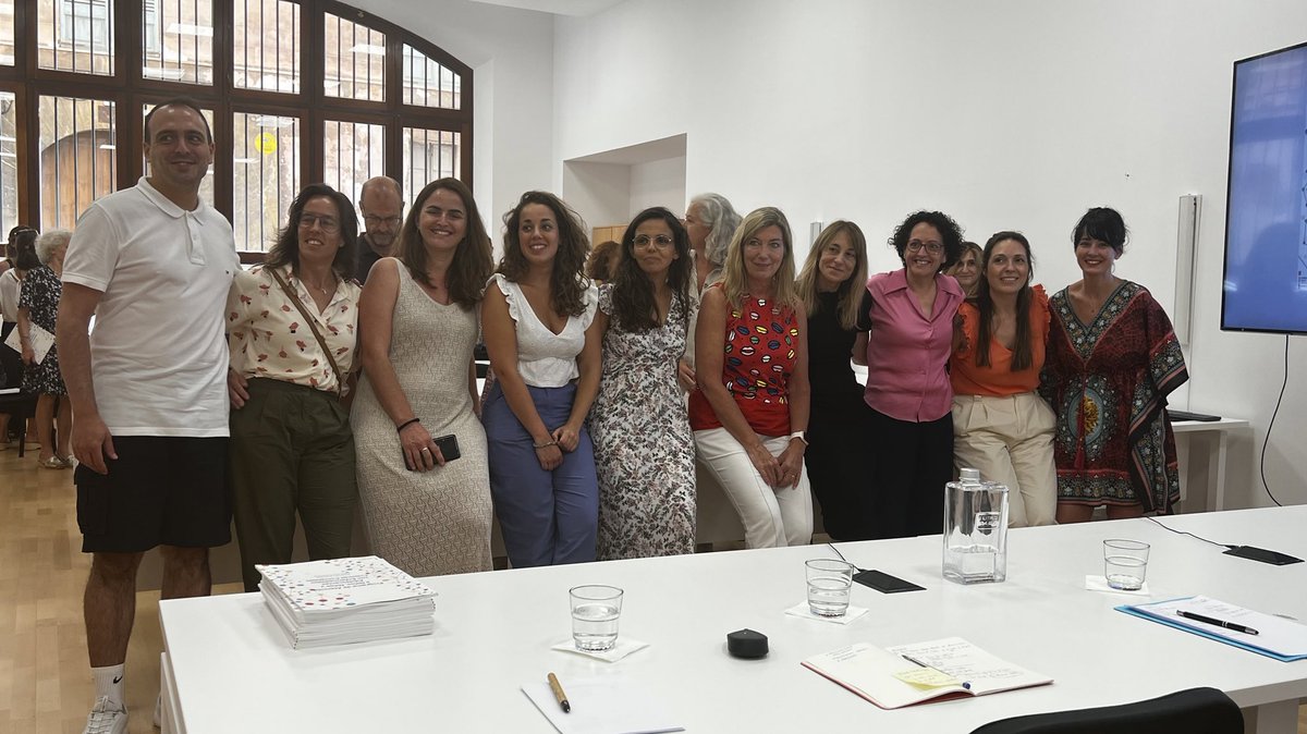 MeryVGB's tweet photo. Hoy se ha presentado el Programa d'Atenció a Infants i Adolescents amb Malalties Cròniques Complexes (PCCIN). 
Detrás hay años de trabajo, ilusión, y sobre todo un equipo espectacular que brindará a estos niños y sus familias la atención que necesitan. 

Enhorabuena equipo!! 👏🏻👏🏻 https://t.co/L1U6i4Q0gi