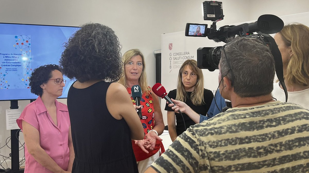 Hoy se ha presentado el Programa d'Atenció a Infants i Adolescents amb Malalties Cròniques Complexes (PCCIN). 
Detrás hay años de trabajo, ilusión, y sobre todo un equipo espectacular que brindará a estos niños y sus familias la atención que necesitan. 

Enhorabuena equipo!! 👏🏻👏🏻