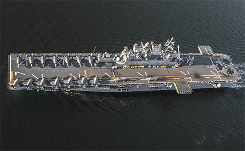 VS experimenteert met licht vliegdekschip-concept. Nou ja, licht... Meer:  marineschepen.nl/nieuws/VS-expe…