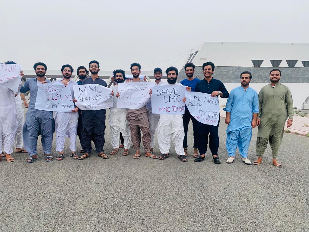 Muhamma10490313's tweet photo. We want justice as done with 2 new collage JMC, MMC .
Budget is equal for all the 3 collage(LMC MMC JMC) but we are facing budget crises. Why?
This is only bad intentions of principle. 
#FradulantPrinciple......Na Manzoor
#SaveLoralaiMedClg 
#SaveLoralaiMedClg https://t.co/ySiTpU0cqM