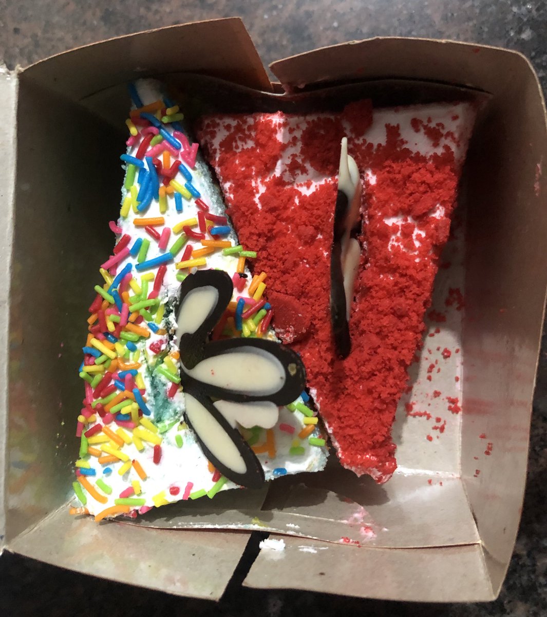 Naidusz's tweet photo. Late ⏰ night CRAVING…
#RedVelvet #6Layer #AmmasPastries @AmmasPastries https://t.co/uZz1rPXh3p