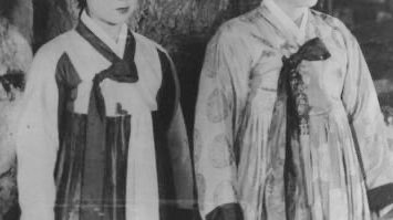 เธรดนี้จะมาเล่านิทานสยองขวัญสุดโหดของเกาหลีที่มีต้นกำเนิดมาจากเรื่องคดีฆาตกรรมที่เกิดขึ้นจริง และยังถูกนำไปสร้างเป็นหนังสยองด้วย เรื่องราวของพี่น้องสองสาวที่มีคนนึงต้องตายอย่างเป็นปริศนา ทุกคนเข้าใจว่าเธอจบชีวิตตัวเอง แต่จริงๆ แล้วมีคนตั้งใจวางแผนกำจัดเธอ (มีต่อในเมนชั่น)