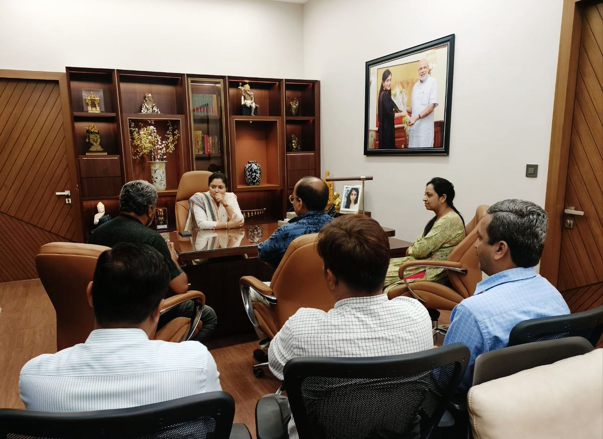 PoonambenMaadam's tweet photo. Met Tax professionals of #Jamnagar. Discussed their upcoming National Tax Professional conclave and wished them best for the program. https://t.co/7mg07Sr7WS