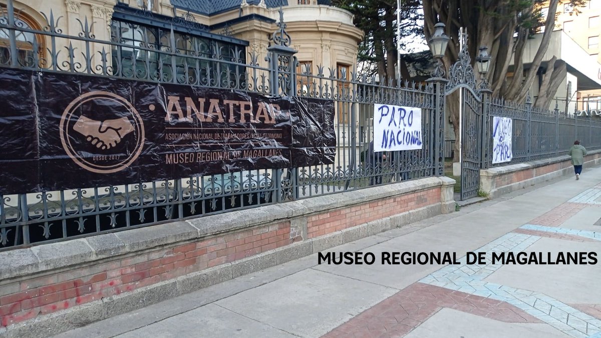 Anatrap1's tweet photo. Hoy comenzamos nuestro PARO NACIONAL, Bibliotecas, Archivos , Museos y distintas unidades en todo Chile del @patrimonio_cl están cerrando. Estamos cansados, estamos precarizados. https://t.co/sYHUs4Noav