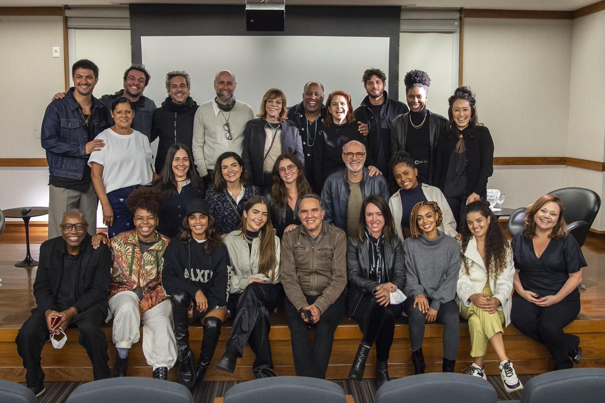 centralreality's tweet photo. VEM AÍ UM NOVELÃO! Hugo Gloss divulgou com exclusividade a primeira foto do elenco de #Travessia, próxima novela das 21h da Globo. 

No elenco temos: Alexandre Nero, Chay Suede, Rômulo Estrela, Lucy Alves, Giovanna Antonelli e a nossa estrela do BBB22: JADE PICON!!! https://t.co/79AMmkbwEq