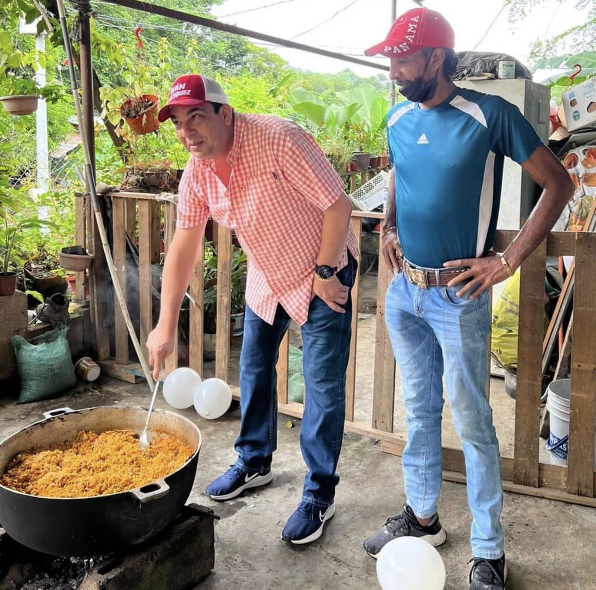 Realicé un recorrido por diversas áreas del corregimiento, al que fui invitado, para compartir con los padres en su día.  Los homenajeados de cada sector, celebraron esta fiesta a su manera muy particular, pero el denominador común fue que todos se divirtieron muchísimo.