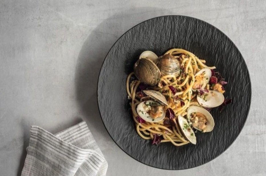 bjeltd's tweet image. Linguine &amp;amp; clams from @carbonbeachclub served on Villeroy and Boch The Rock dinnerware #tablewaresolutions