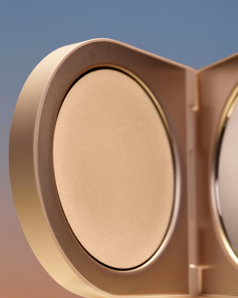 roseincofficial's tweet photo. Combining radiant color, skin-smoothing benefits and a refillable compact, New Solar Radiance Hydrating Cream Highlighter is worth its weight in gold.​

Discover all 5 shades at https://t.co/C9MzhHHg3o.​
#RoseInc #RoseIncComplexion https://t.co/KJbOp5r6vP