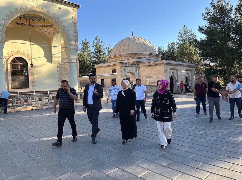 akkadinsiirt's tweet photo. Genel merkez Sosyal Politikalar Başkan yardımcısı Sn Tuba Köksal, Bölge koordinatörü Yener Caner Işık, Genel Merkez Kadın Kolları MKYK üyesi Sn Betül Gürlük,il Başkanlığımızı ziyaret sonrası Belde esnafımıza ziyarette bulunduk.
@aysekesir @AKKADINGM @bgurluk @tubakoksal_ https://t.co/IDXbVNY7ok