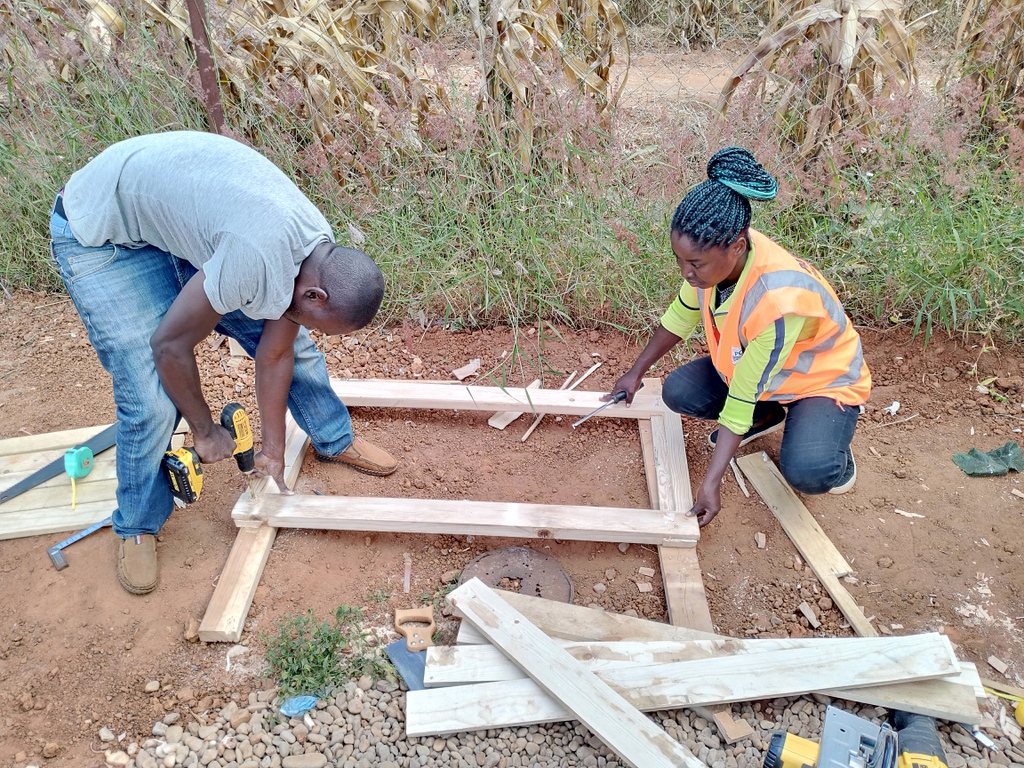 movingwindmills's tweet photo. Construction Team crafting new tables from used shipping crates
#EverLearning #TalentisUniversal #Kasungu https://t.co/JLKYjAaqEI