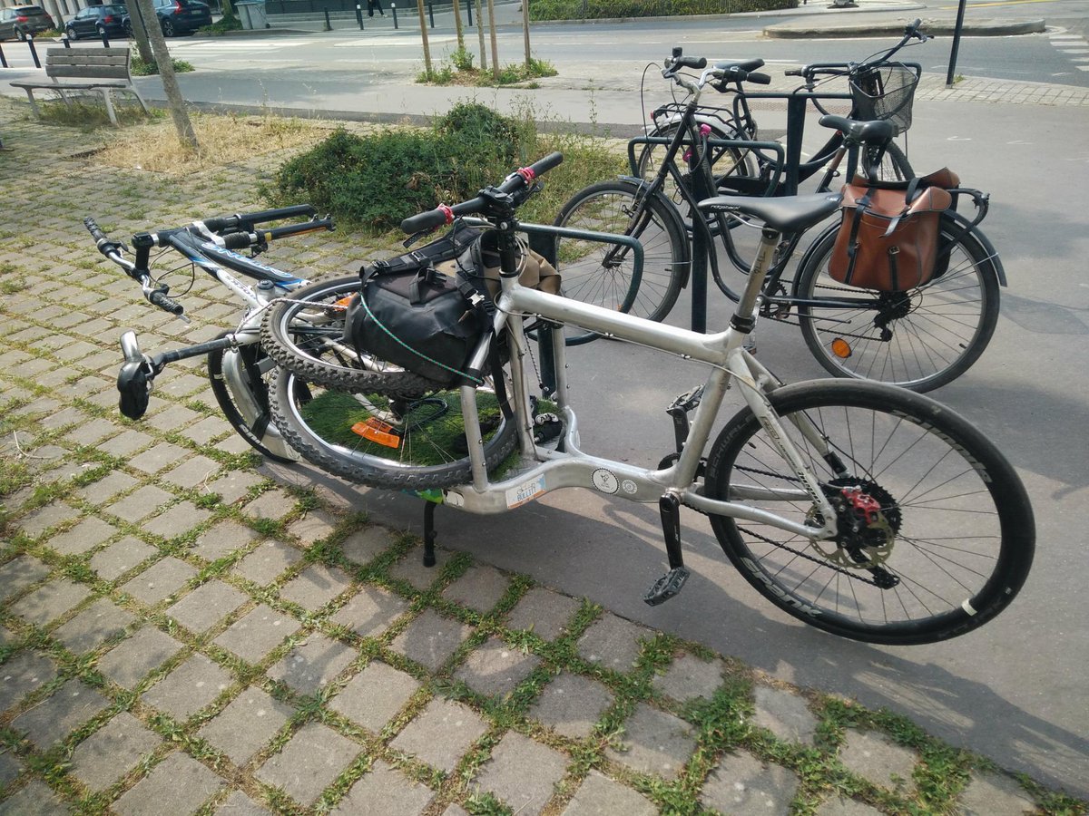 veload_fr's tweet photo. Véloception avec un gros sac de course. Qu'es-ce que le cargo ne peut pas transporter ? 🚲🚀 @larryvsharry #bullitt #velocargo #cargobike https://t.co/3f2wsJHdbD