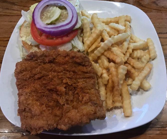 GatsbysPubGrill's tweet photo. Nothing like good Tenderloin Sandwich to get you going! 😋
.
Check out our specials! Served from 11am - 2pm 
👉 https://t.co/WVsObifZvd
.
#Gatsbys #IndianapolisIN #IndyEats #IndyLife #IndyFood #IndyFoodie https://t.co/oRnPzUFjUC