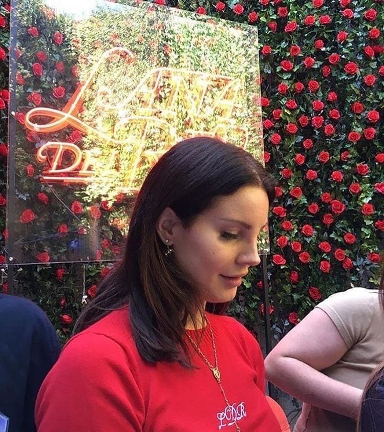 ornpitchaapril's tweet photo. everybody shut up it’s lana del rey’s birthday 🧎‍♀️🎀 https://t.co/k8kYQ66Xic