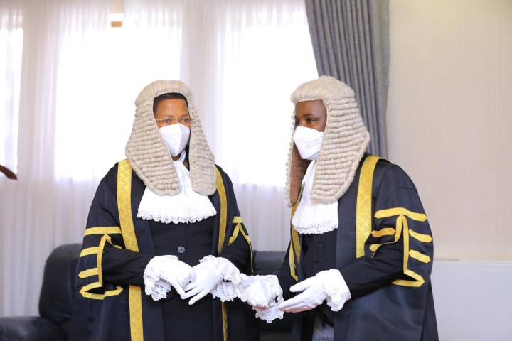 UGANDAHEART1's tweet photo. Inside sources!!
27parliamentary members are MUSEVENI children from different women in 🇺🇬 that's why the parliament was put on a refrandum whatever done is an order from above!! Surprisingly awife to m7 doesn't know about it🤔. the way they enjoy money God knows! https://t.co/gZyCc8lFRj