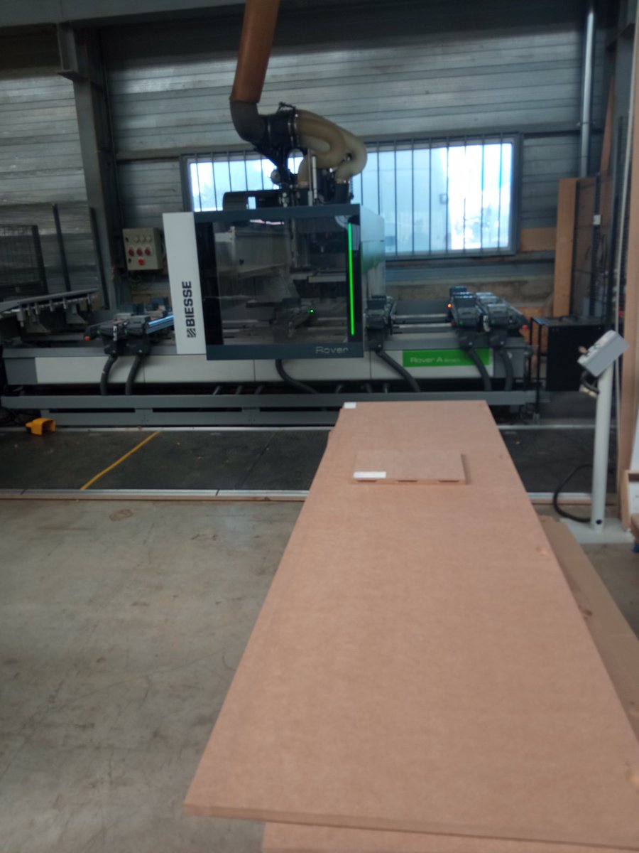 EnzoYang19's tweet photo. #suiviPFMPTMA aujourd'hui on a utiliser cette machine don je n'ai toujours pas le nom encore, pour faire des perçage dans des meubles pour blibliotheque https://t.co/QFQApz6GOB