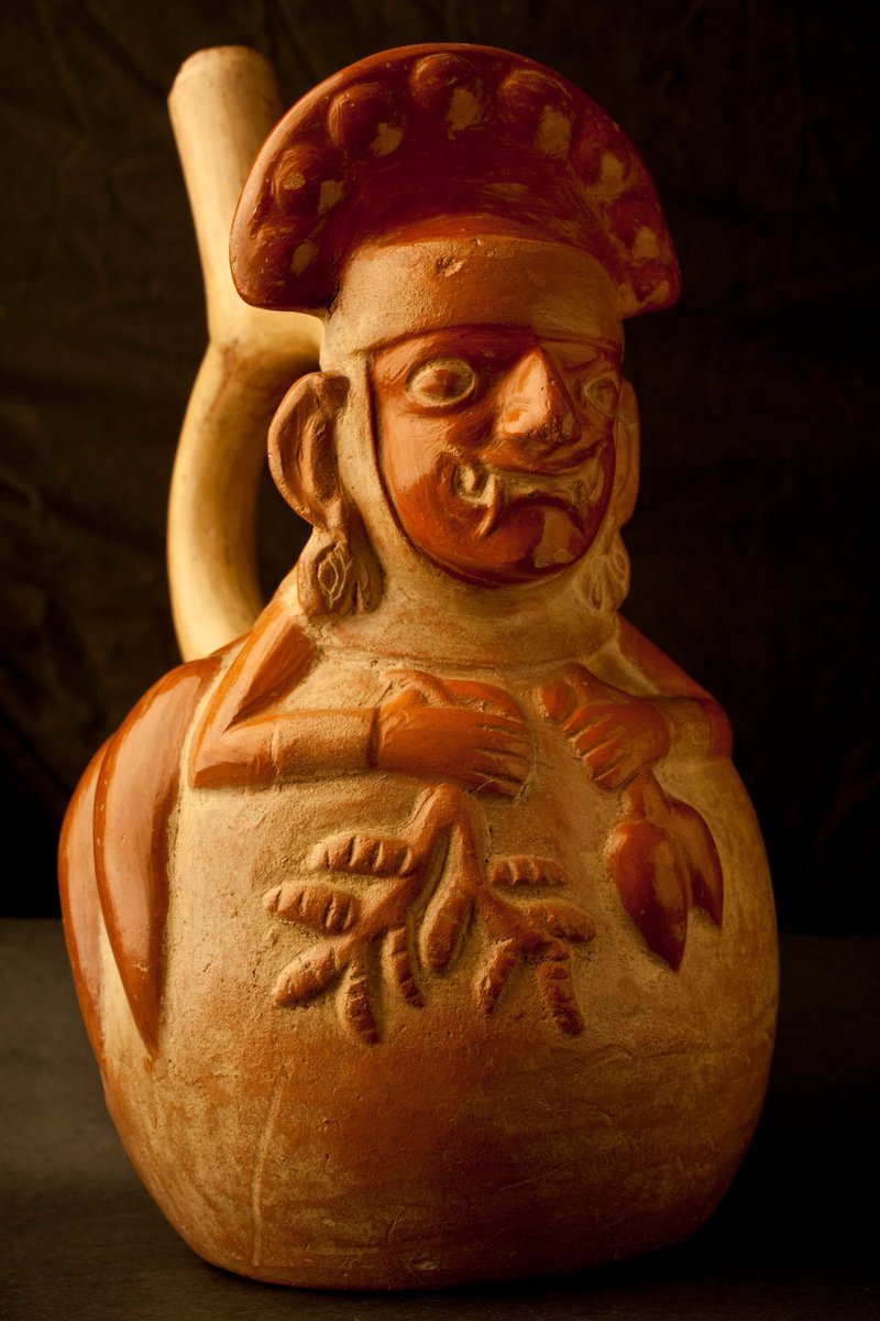 Sculptural ceramic ceremonial vessel that represents Ai Apaec, mythological hero of the Moche transformed in a chili plant and holding a chili plant and a peanut plant

Moche style, c. 1 - 800 AD, made of ceramic. Housed in Museo Larco, Peru https://t.co/SOK2saZju4