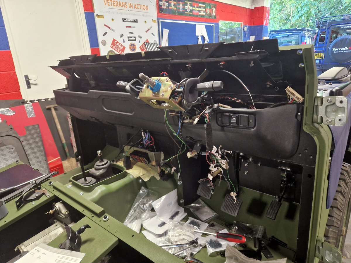 viacharity's tweet image. And so the painting begins of our Defender 90 with the primer coat being done, we will show the final coat later today
To have a chance of winning this vehicle, follow the link  via.charityhive.co.uk
@tim_boughton @fosgoodwood @jamesdeeganMC @exSASChrisRyan @BearGrylls