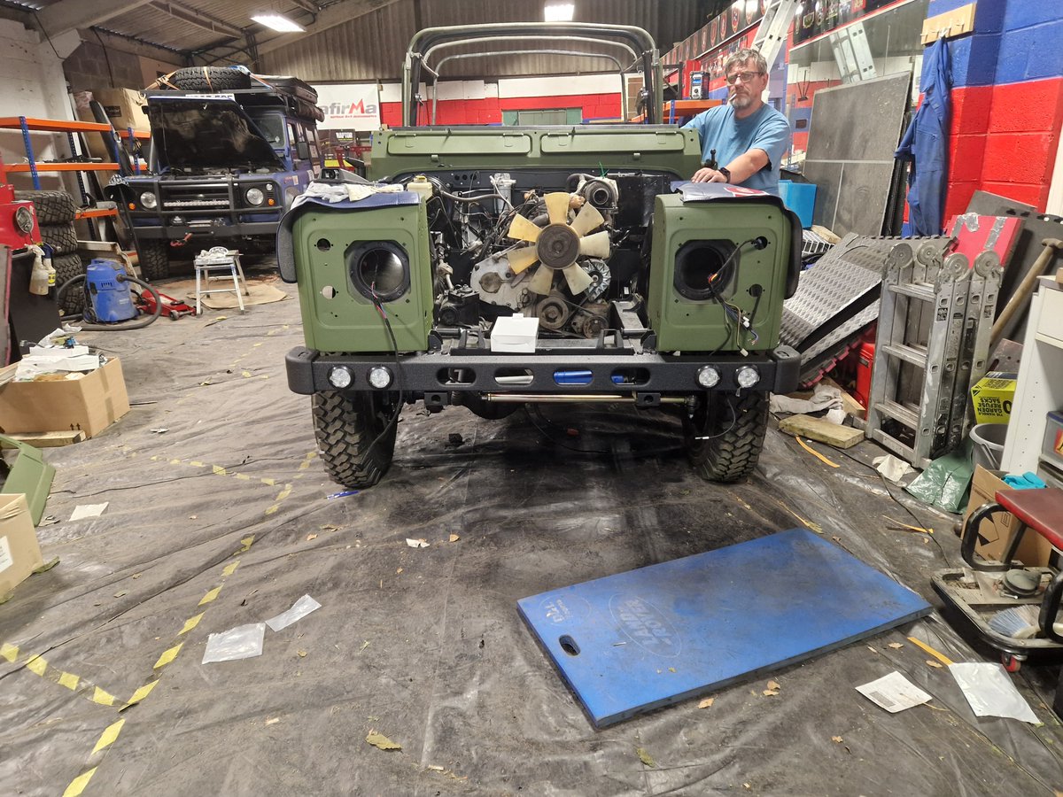 viacharity's tweet image. And so the painting begins of our Defender 90 with the primer coat being done, we will show the final coat later today
To have a chance of winning this vehicle, follow the link  via.charityhive.co.uk
@tim_boughton @fosgoodwood @jamesdeeganMC @exSASChrisRyan @BearGrylls