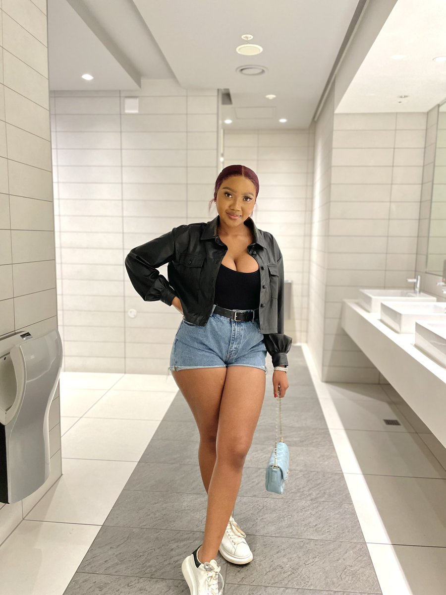 nazo_niki's tweet photo. I have an obsession with shorts🤍 https://t.co/C5mUrZiRPA