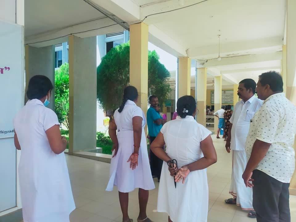 ImShritharan's tweet photo. முல்லைத்தீவு விசுவமடு எரிபொருள் நிரப்பு நிலையத்தில் இராணுவத்தினரின் தாக்குதலுக்குள்ளான இளைஞர்களை கிளிநொச்சி மாவட்ட பொது வைத்தியசாலையில் இன்றைய தினம் நேரில் சென்று பார்வையிட்டேன்.

இதன் போது இளைஞர்கள் தாங்கள் இராணுவத்தினரால் காட்டுமிராண்டித்தனமாக தாக்கப்பட்டதாவும் தெரிவித்தனர். https://t.co/oFX3ttW81a