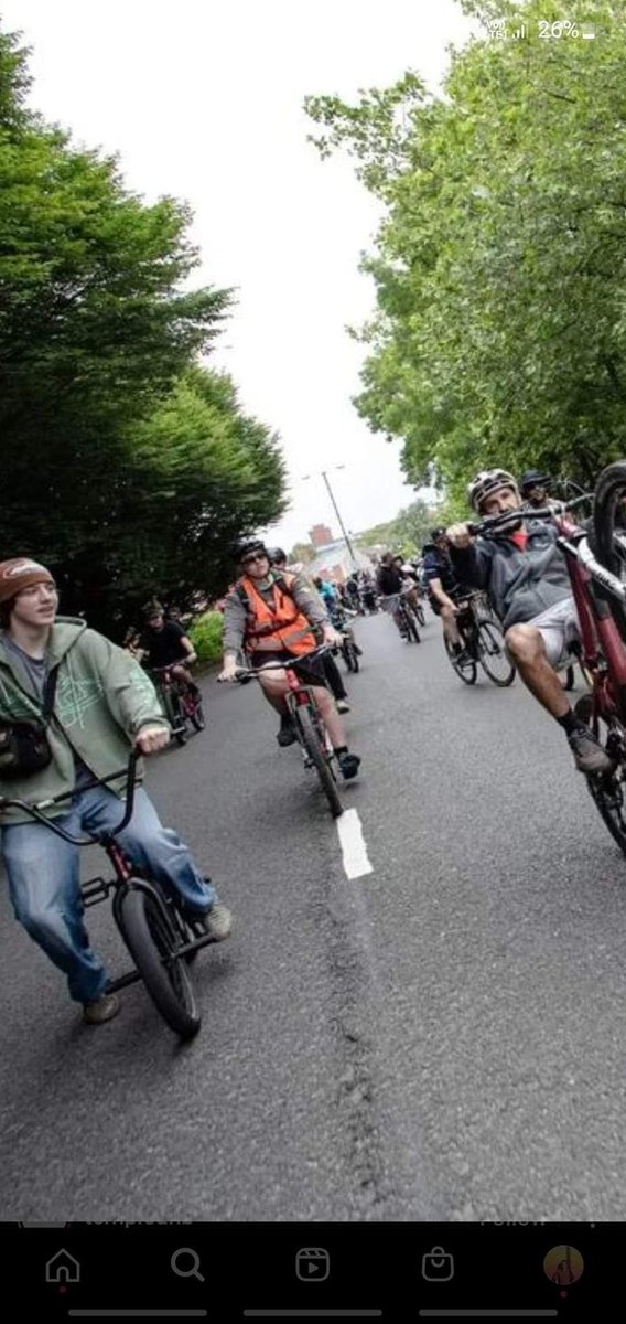 Samupthebank's tweet photo. Anyone know the fella on the left? Riding @edmwillis1 stolen bike (Airdrop Edit) on a live streamed event in high vis less than half a mile from where it was stolen. #Sheffield area. Reward for information leading to recovery of the bike. Police aware. @mrdanwalker pls RT https://t.co/kcYHKRKnjR
