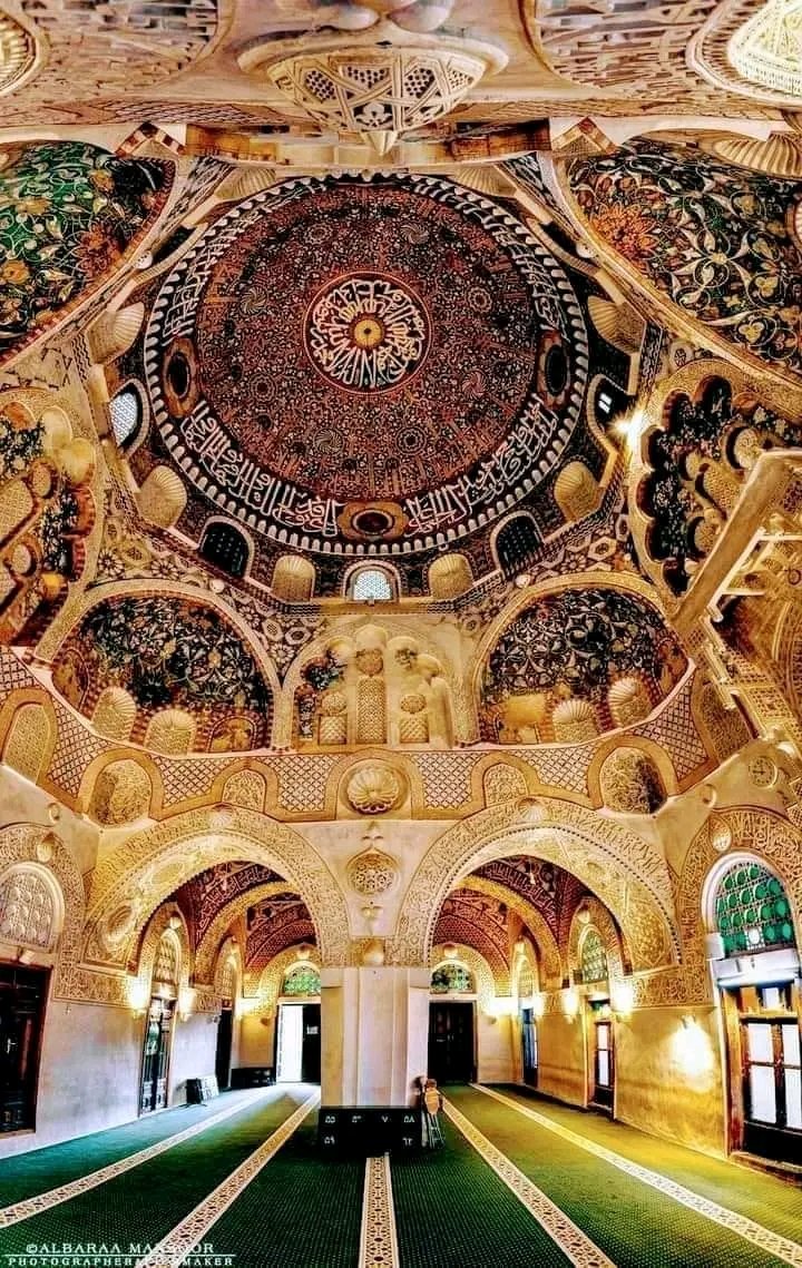 كانت تعز عاصمة أعظم دولة يمنية "الدولة الرسولية" وهذه التحفة الحضارية "مدرسة الاشرفية" افتتحها الملك الأشرف الرسولي سنة 800 للهجرة.

كان الأشرف والمظفر وملوك الدولة علماء في الزراعة والطب والفلك عاشقين للزخرفة والأصباغ وتربية الخيول والزهور حتى أنهم ألّفوا وكتبوا بأنفسهم في ذلك.