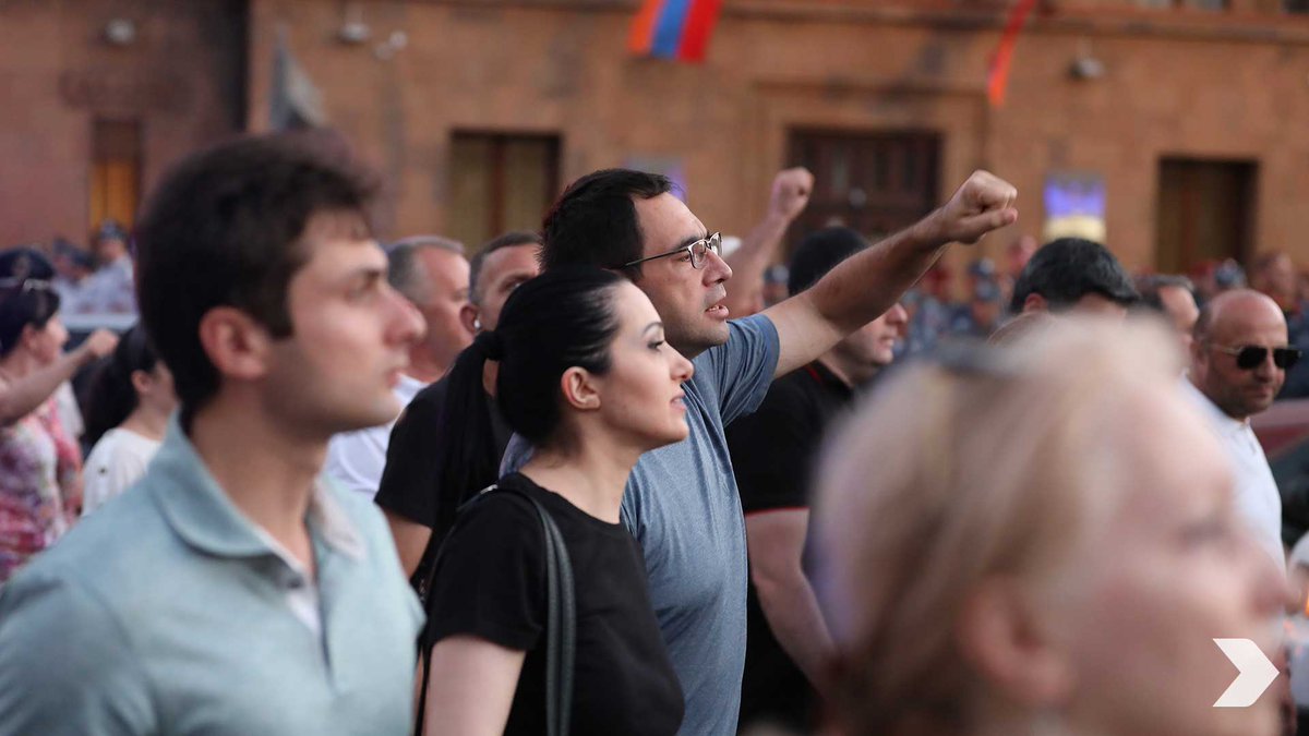HayastanDashinq's tweet photo. Արժանապատիվ քաղաքացիները՝ Ոստիկանության շենքի մոտ https://t.co/ONCjTDb9yi