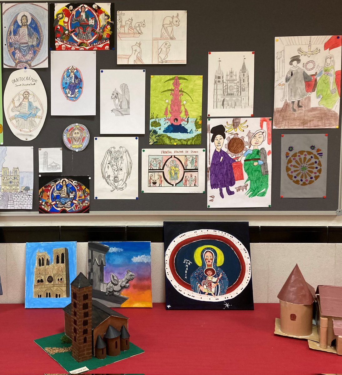 L'alumnat de Socials de 2n d'ESO ha treballat l'art romànic i el gòtic en el projecte "Fem nostra una obra d'art medieval". Després de triar-ne una l'han reproduït seguint les característiques pròpies del seu estil. #insjoaquimrubióiors #SantBoi <a href="/AjSantBoi/">Ajuntament Sant Boi</a> <a href="/SBEducadora/">SB Ciutat Educadora</a>